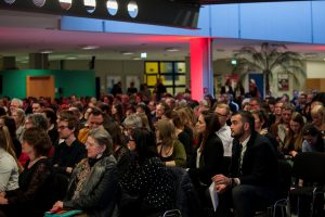 Get-Together bei Snacks und Sekt