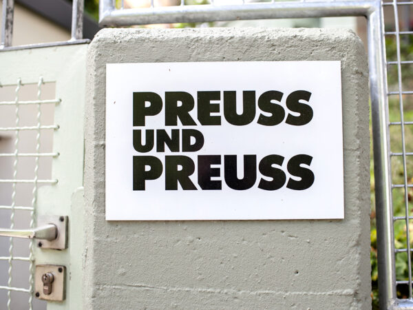 Eingangstor zur Agentur Preuss und Preuss in Stuttgart