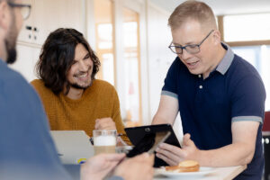 dm-drogerie zwei Mitarbeitende im Gespräch
