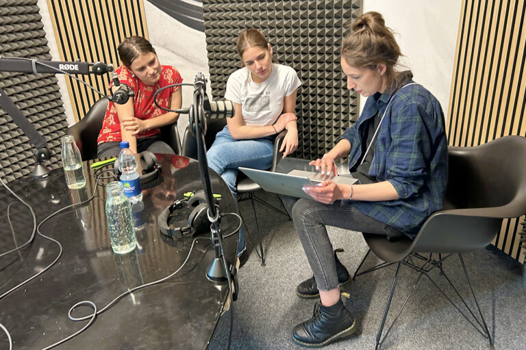 Studentinnen im Podcaststudio.