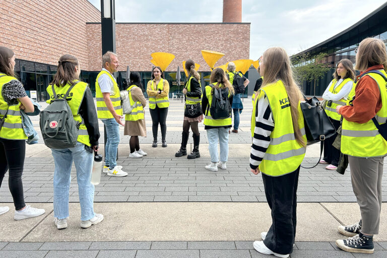 Studierende lernen das Unternehmen kennen.