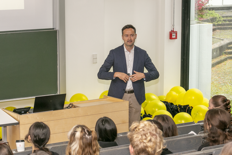 Prof. Dr. Schuster begrüßt die Studierenden