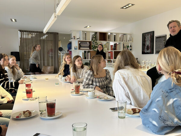 Studierende beim Frühstück in der Agentur.