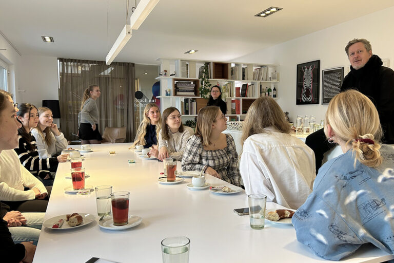 Studierende beim Frühstück in der Agentur.