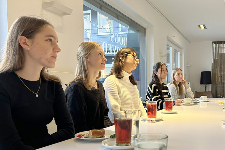 Studierende beim Frühstück in der Agentur.