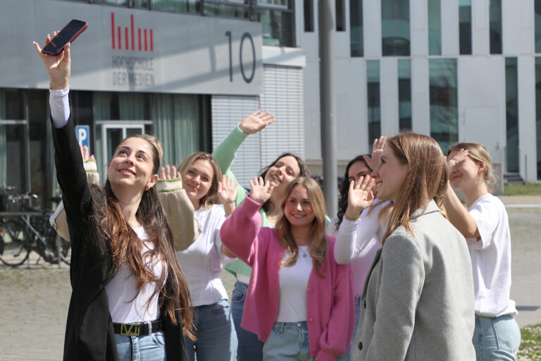 Studierende erarbeiten Social Media Content.