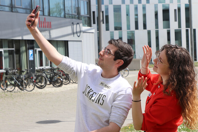 Studierende erarbeiten Social Media Content.