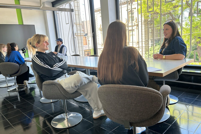 Speed-Dating zur Jobbeschreibung.