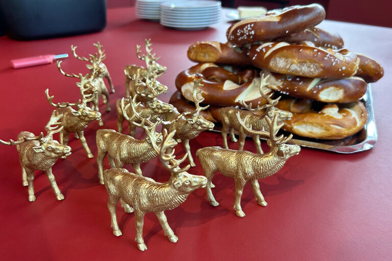 Kleine goldene Hirschen als Agentursymbol