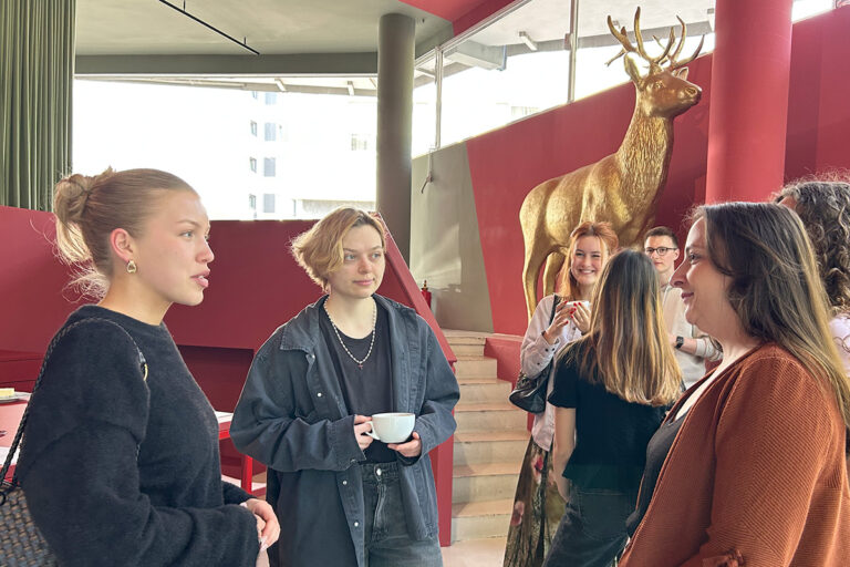 Studierende bei der Exkursion.